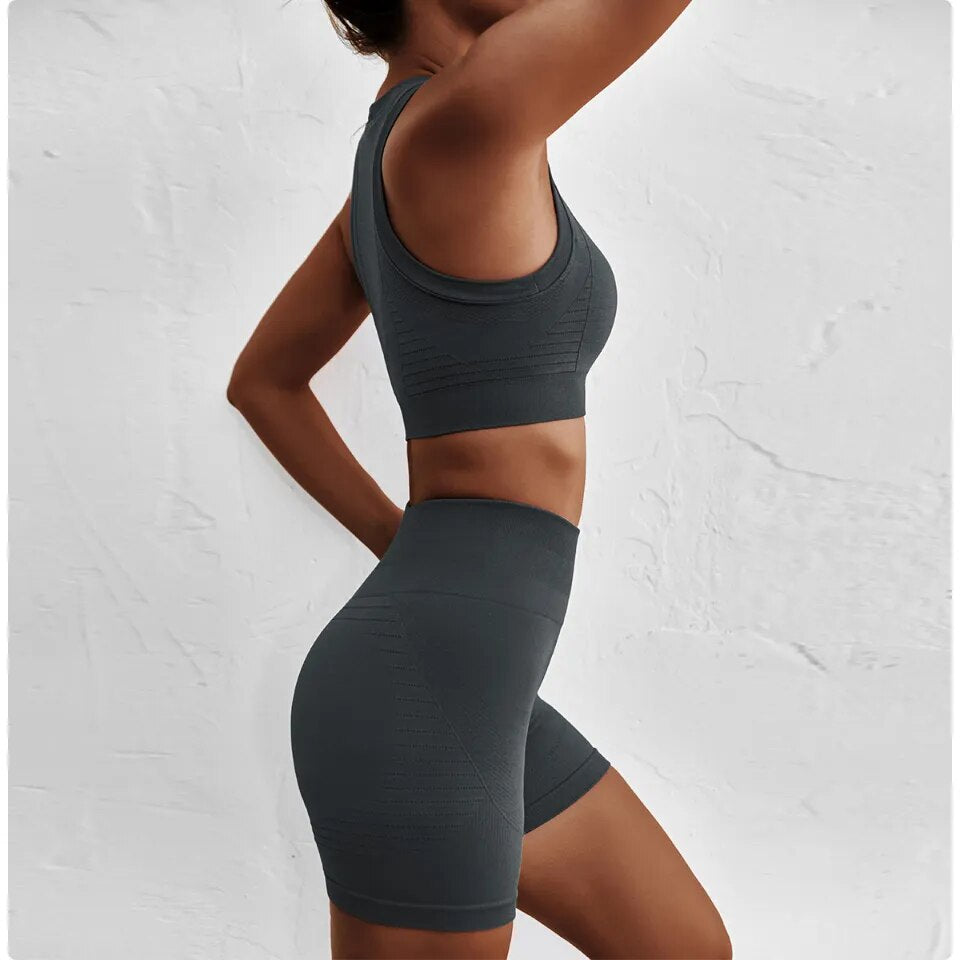 Thalia Set - Breathable and quick-dry spandex for staying fresh and focused. Seamless construction for unmatched comfort during any workout. Elevate your active lifestyle with the stylish and high-performance Thalia Set.