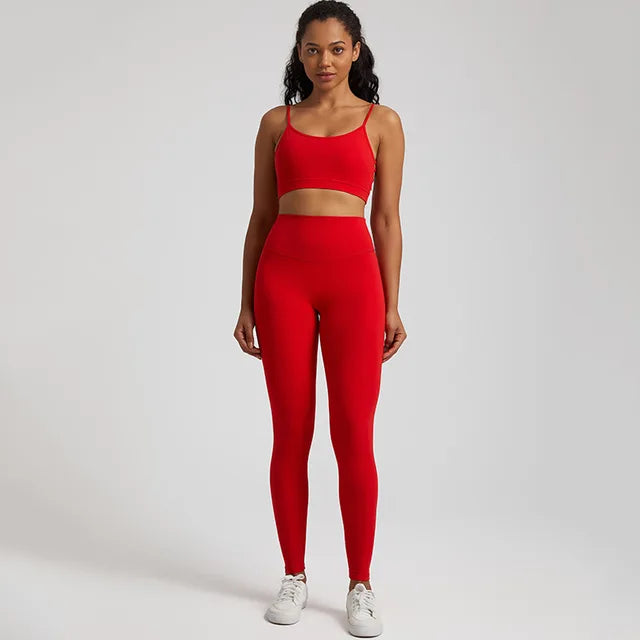 Harlow Set - Elevate your fitness routine with this stylish and high-performance activewear set. The breathable fabric, quick-dry technology, and durable design ensure maximum comfort and confidence during intense training sessions. Stay cool, dry, and fashionable. Elevate your workouts today