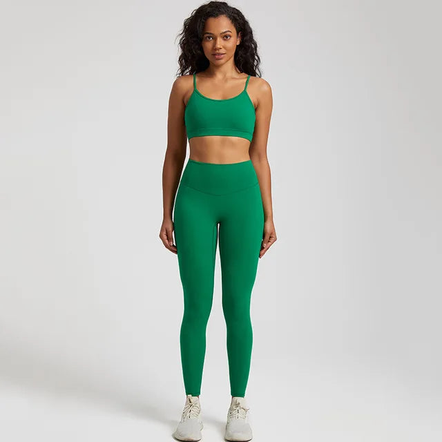 Harlow Set - Elevate your fitness routine with this stylish and high-performance activewear set. The breathable fabric, quick-dry technology, and durable design ensure maximum comfort and confidence during intense training sessions. Stay cool, dry, and fashionable. Elevate your workouts today