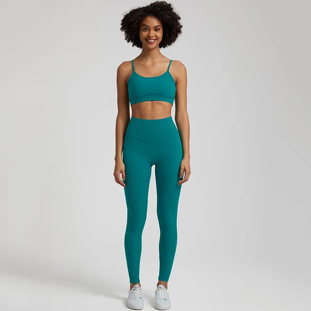 Harlow Set - Elevate your fitness routine with this stylish and high-performance activewear set. The breathable fabric, quick-dry technology, and durable design ensure maximum comfort and confidence during intense training sessions. Stay cool, dry, and fashionable. Elevate your workouts today